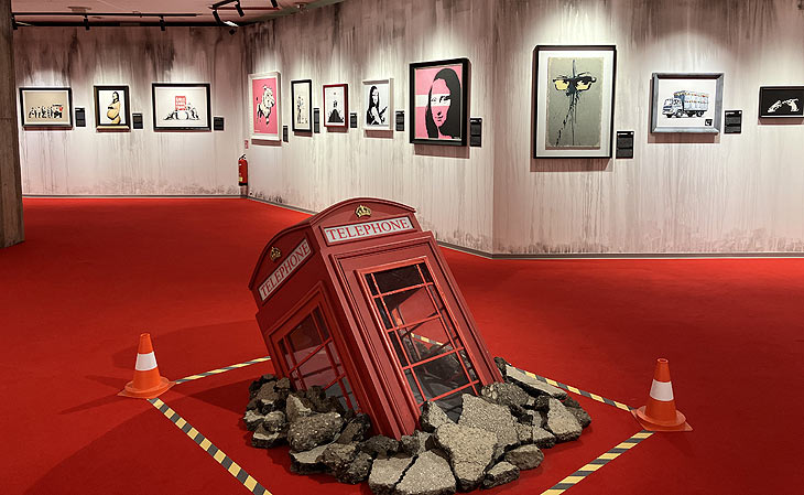 „House of Banksy – An Unauthorized Exhibition" bis 27.04.2025 im B-TWEEN, dem Untergeschoss des ehemaligen Galeria Kaufhof am Stachus (©Foto: Marikka-Laila Maisel) 